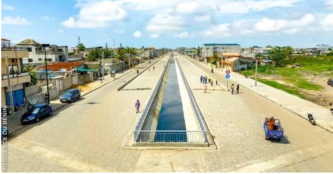 Camions circulant sur une route asphaltée au Bénin