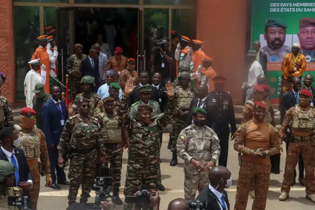 Les dirigeants militaires du Mali, du Burkina Faso et du Niger lors du sommet de la Confédération des États du Sahel (AES) à Niamey en juillet 2024.