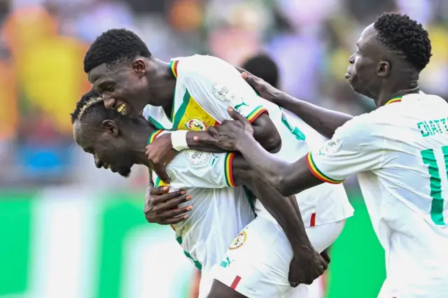 Le milieu de terrain sénégalais Lamine Camara célèbre avec ses coéquipiers après avoir inscrit le troisième but de son équipe lors du match de football du groupe C de la Coupe d'Afrique des Nations (CAN) 2024 opposant le Sénégal à la Gambie au Stade Charles Konan Banny de Yamoussoukro le 15 janvier 2024. 