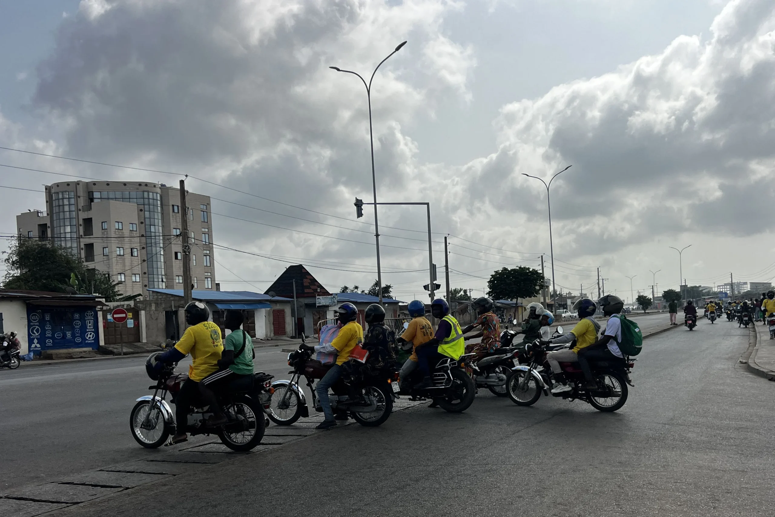 Motos-taxis à Cotonou, ville marquée par les rumeurs de coup d’État au Bénin