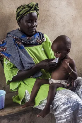 Mère et enfant recevant une assistance nutritionnelle