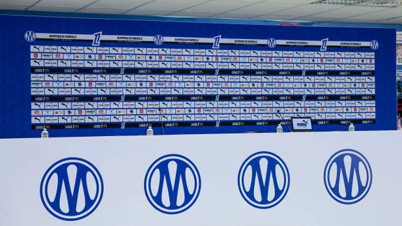 joueur de football de l'om en action