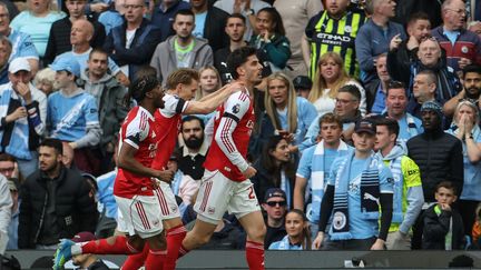 Noni Madueke, Martin Odegaard et Kai Havertz célèbrent leur victoire face à Manchester City, le 19 mai 2026.