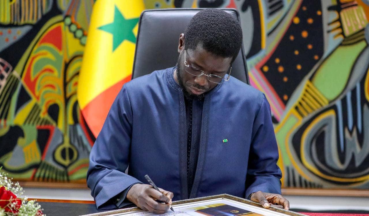 le président Bassirou Diomaye Faye installe le général Pape Cissé à la tête de l'armée de l'air (Dé)baptiser les rues : un acte aux enjeux multiples (Par Oumar Ba)