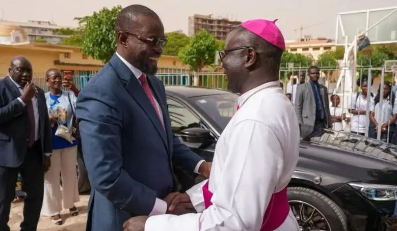 Sonko rencontre Monseigneur Guéye avant le pèlerinage de Popenguine