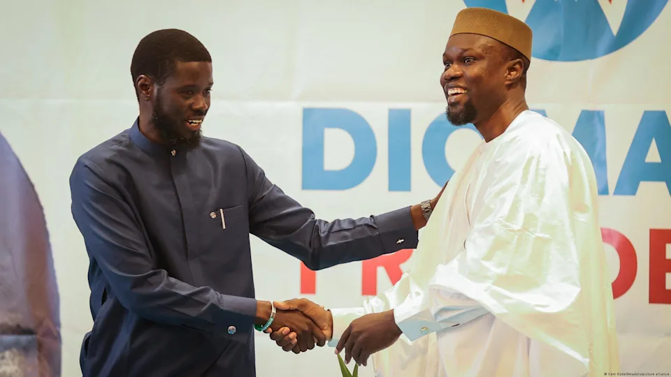 Ousmane Sonko et Bassirou Diomaye Faye, ex-alliés politiques, lors d’un meeting du parti Pastef