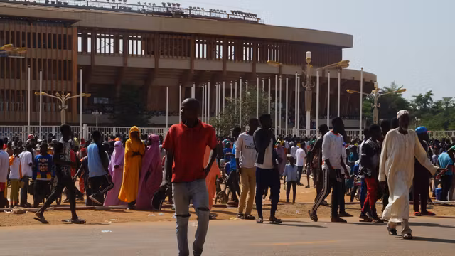 Candidats lors d’un recrutement pour une milice civile à Niamey, au Niger, en août 2023