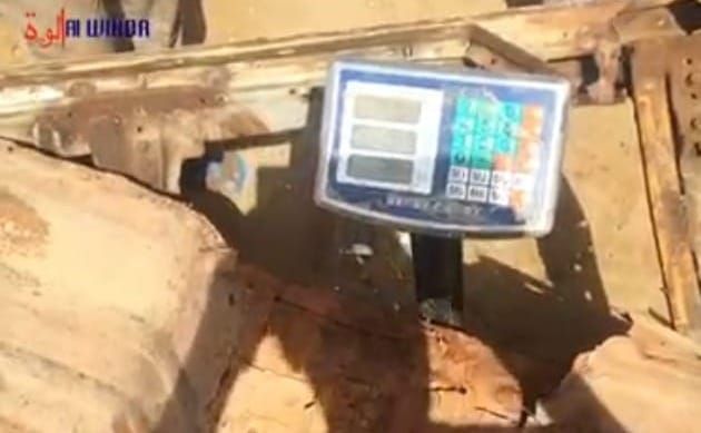 N'Djamena : un enfant transporte une bouteille de gaz, illustration du phénomène 'Hadid kilo'