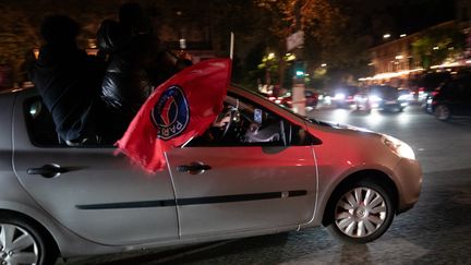 Des supporters du PSG célèbrent la qualification en finale de la Ligue des champions
