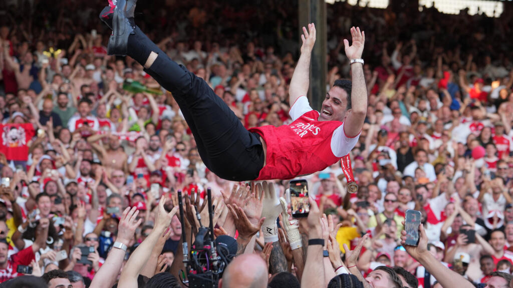 L'entraîneur d'Arsenal, Mikel Arteta, célébré par ses joueurs après leur titre de Premier League