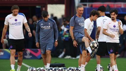 Luis Enrique entouré des joueurs du PSG à Budapest avant la finale de Ligue des champions