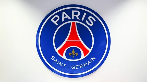 Logo du Paris Saint-Germain flottant sur fond bleu et rouge