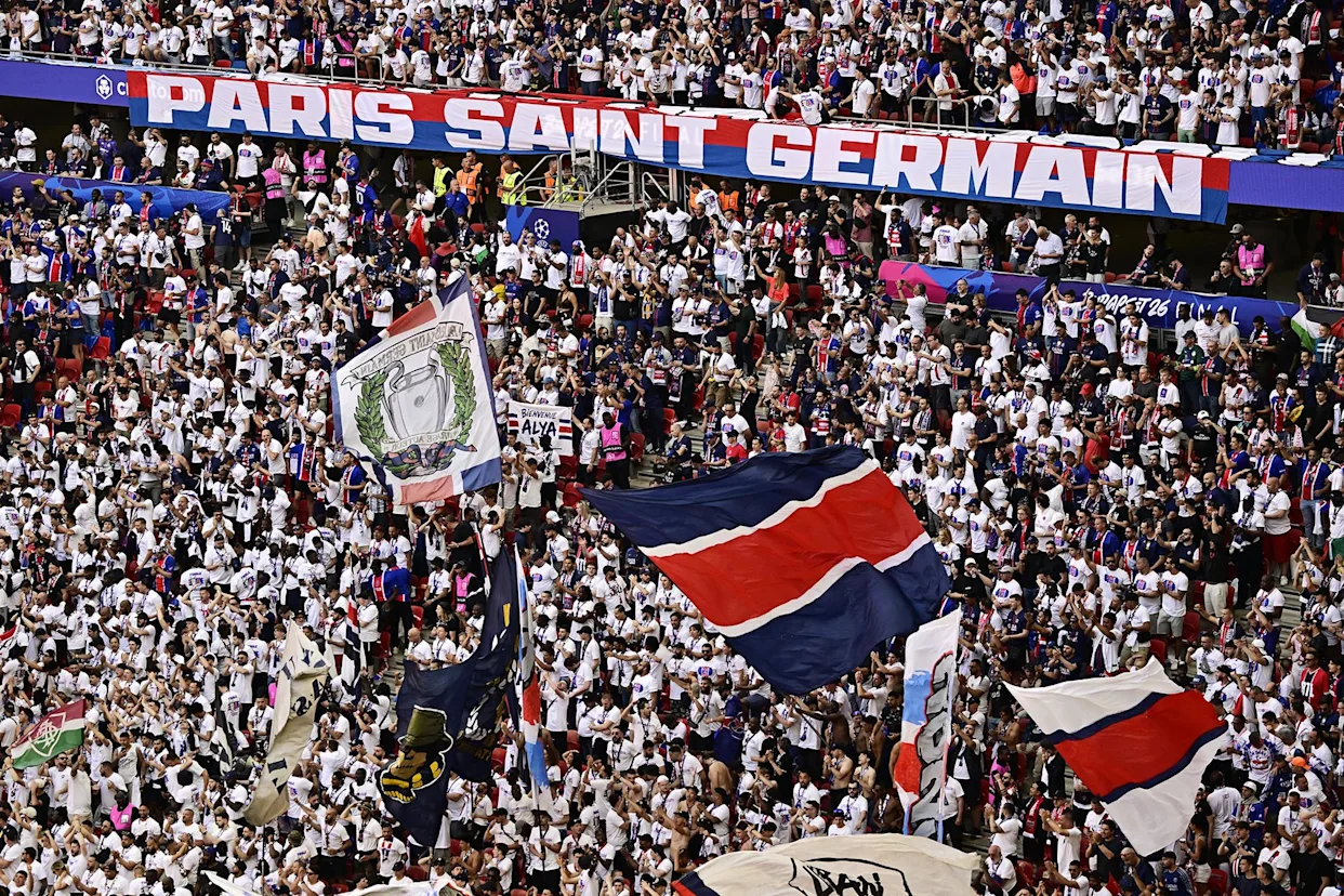 Coup d'envoi de la finale de la Ligue des champions entre le PSG et Arsenal