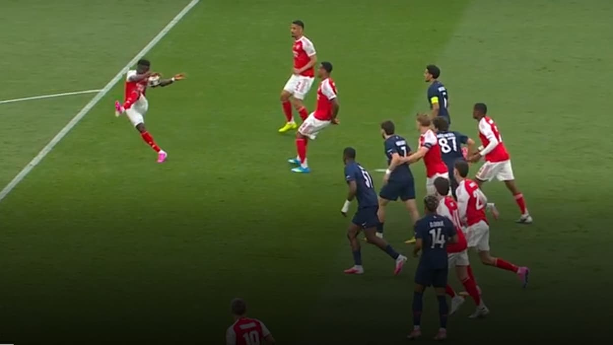 Main de Bukayo Saka Action montrant la main de Bukayo Saka lors de la finale de Ligue des champions