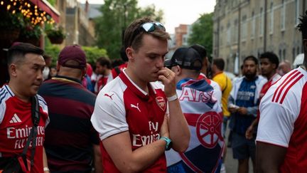 Les supporters d'Arsenal, sous le choc après la défaite en finale de la Ligue des champions face au PSG, le 30 mai 2026 à Londres.