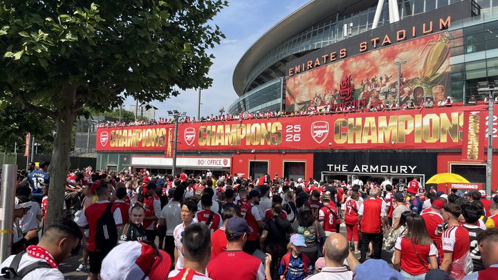 Les supporters d'Arsenal réunis à l'Emirates Stadium de Londres, le 30 mai 2026.
