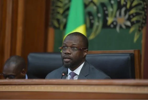 Portrait d'Ousmane Sonko avec la citation : « Je n'utiliserai pas cette Assemblée, ni aucun député avec moi, pour mener des vendettas personnelles »
