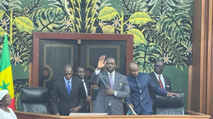 Ousmane Sonko devant la presse au Sénégal