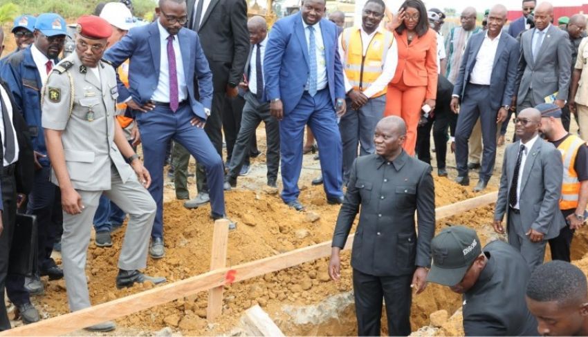 Le président Oligui Nguema lors d’une visite sur un chantier de construction au Gabon