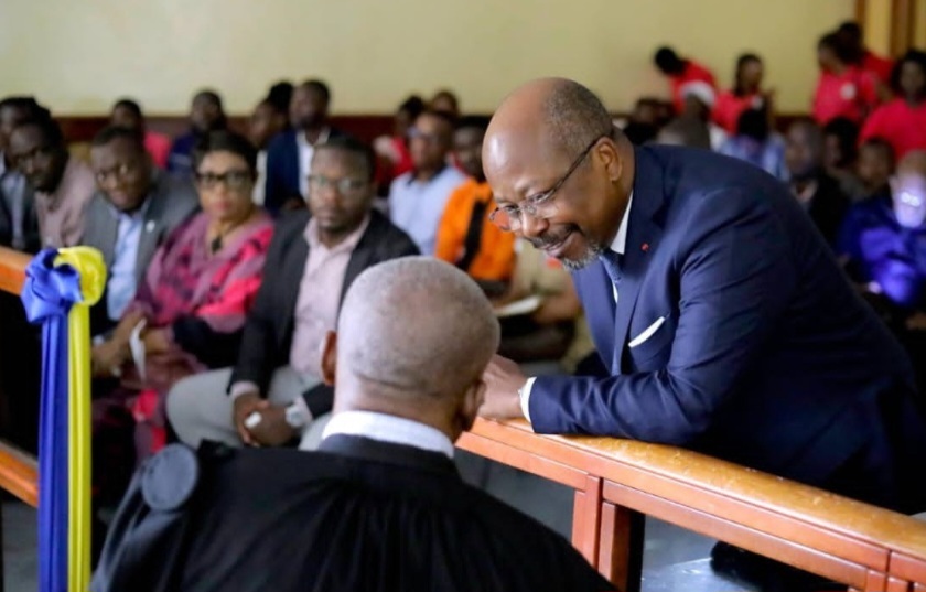 Bilie By Nze et son avocat lors d'une audience au tribunal
