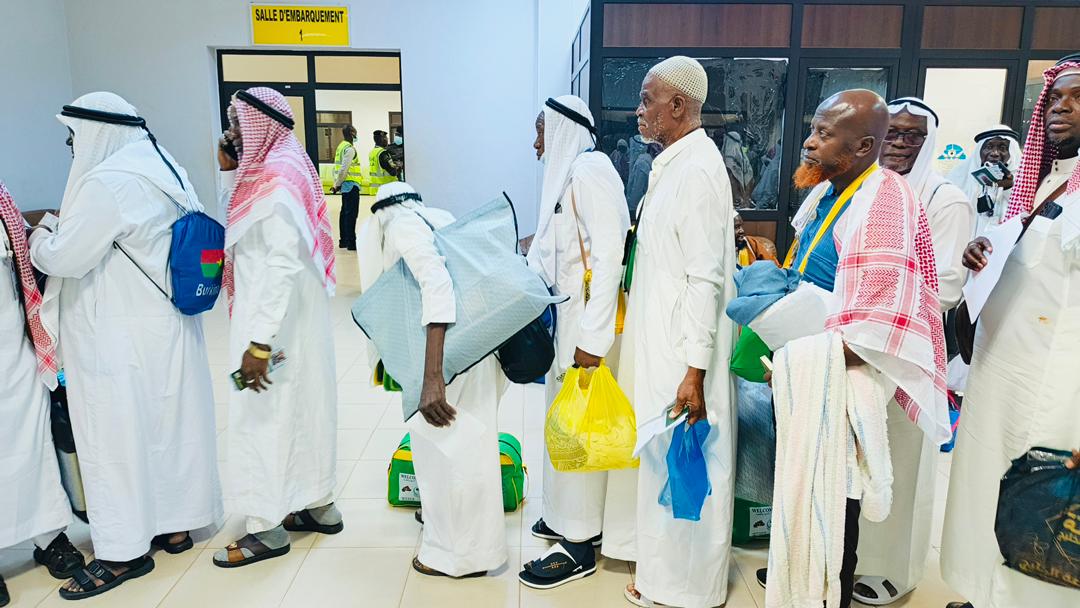Pèlerins du Hadj 2026 débarquant à Ouagadougou après leur voyage spirituel