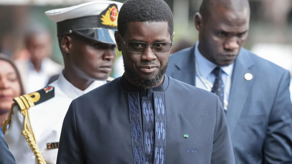 Photo officielle du président Bassirou Diomaye Faye lors d'un hommage national