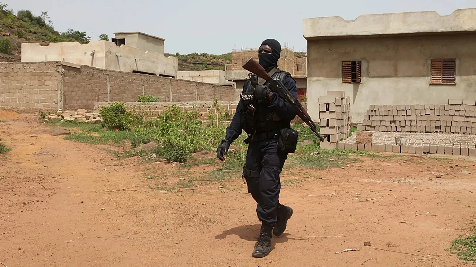Un policier malien en patrouille près d'un complexe touristique près de Bamako