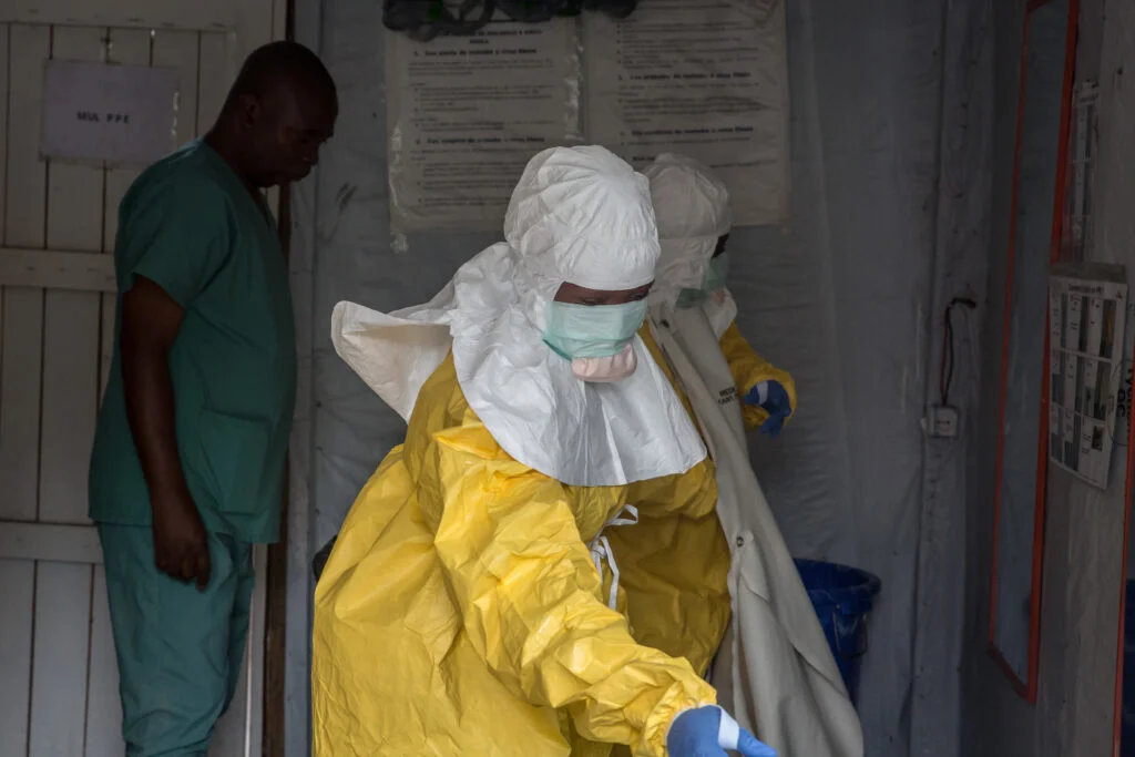 équipe médicale en combinaison de protection contre Ebola en RDC