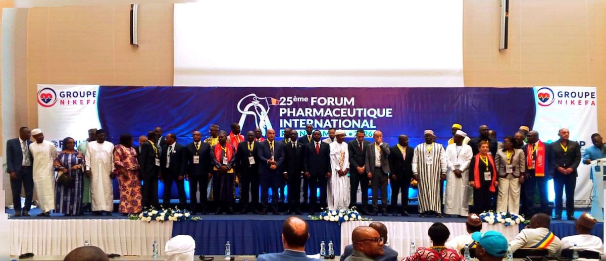 deux experts discutant lors du forum pharmaceutique international à N'Djamena