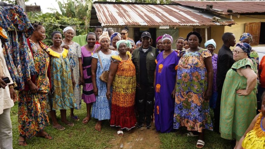 Ministre du Tourisme durable et de l’Artisanat du Gabon en discussion avec des femmes locales dans la région du Woleu-Ntem