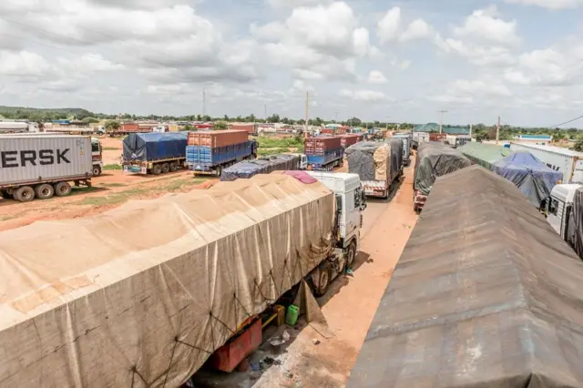 Longue file de camions bloqués à la frontière Malanville, illustration des conséquences économiques de la crise