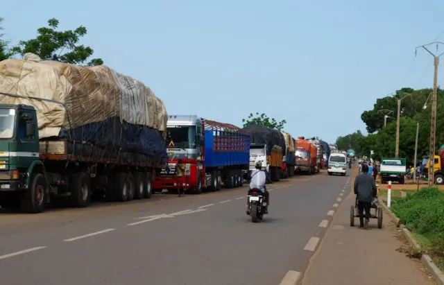 Délégation nigérienne et béninoise lors des discussions à Cotonou, symboles d’un rapprochement historique
