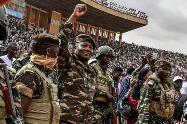 Manifestation anti-putsch à Niamey en 2023, symbole des tensions régionales
