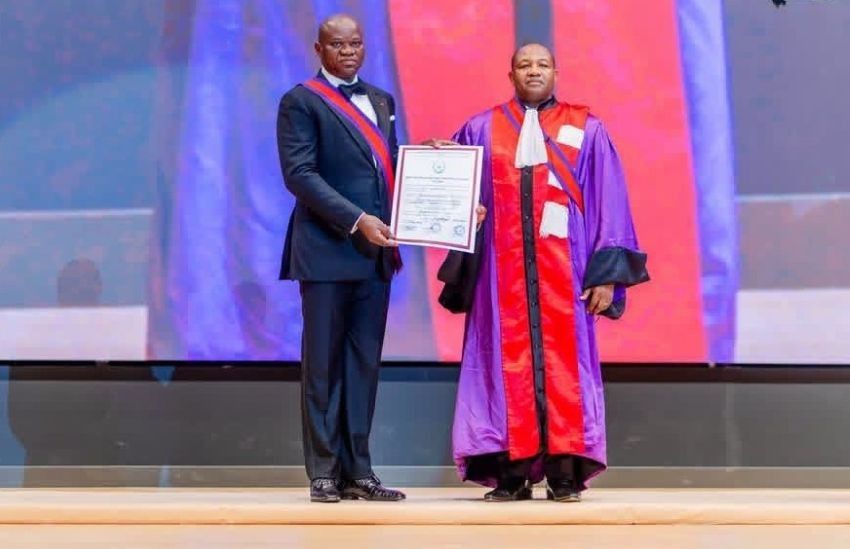 Oligui Nguema recevant une distinction académique