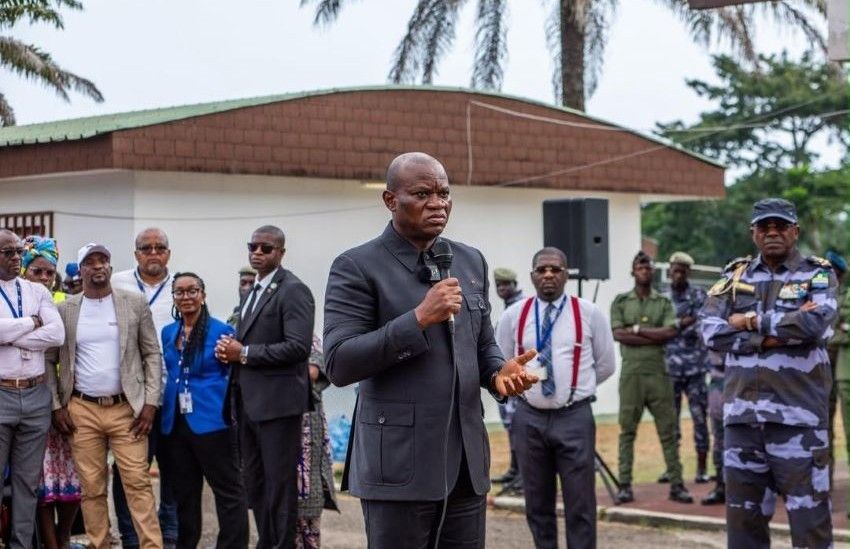 Le président Oligui Nguema échangeant avec les agents de la SEEG