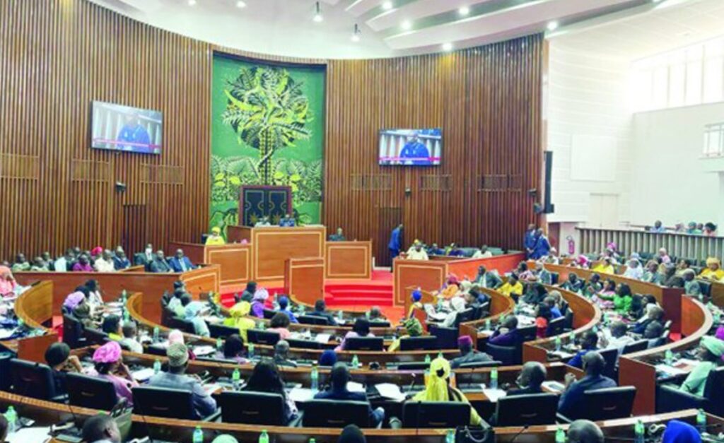 Décision constitutionnelle au Sénégal : Sonko appelle au respect des institutions