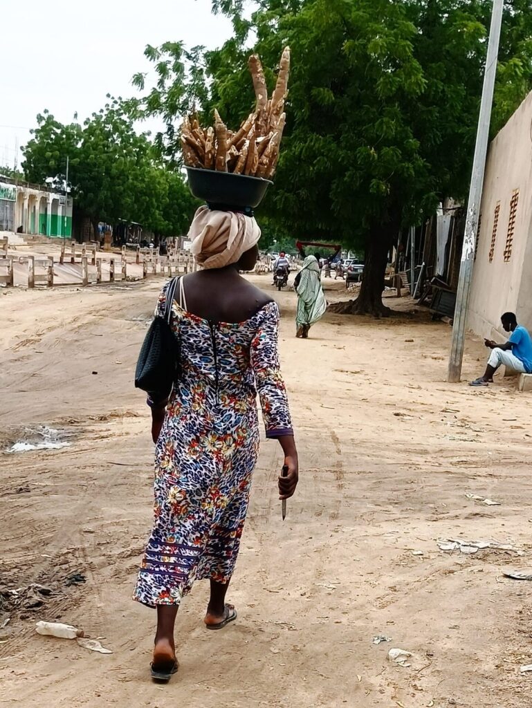 Vente de manioc à N&rsquo;Djamena : Léa finance sa scolarité pendant les vacances