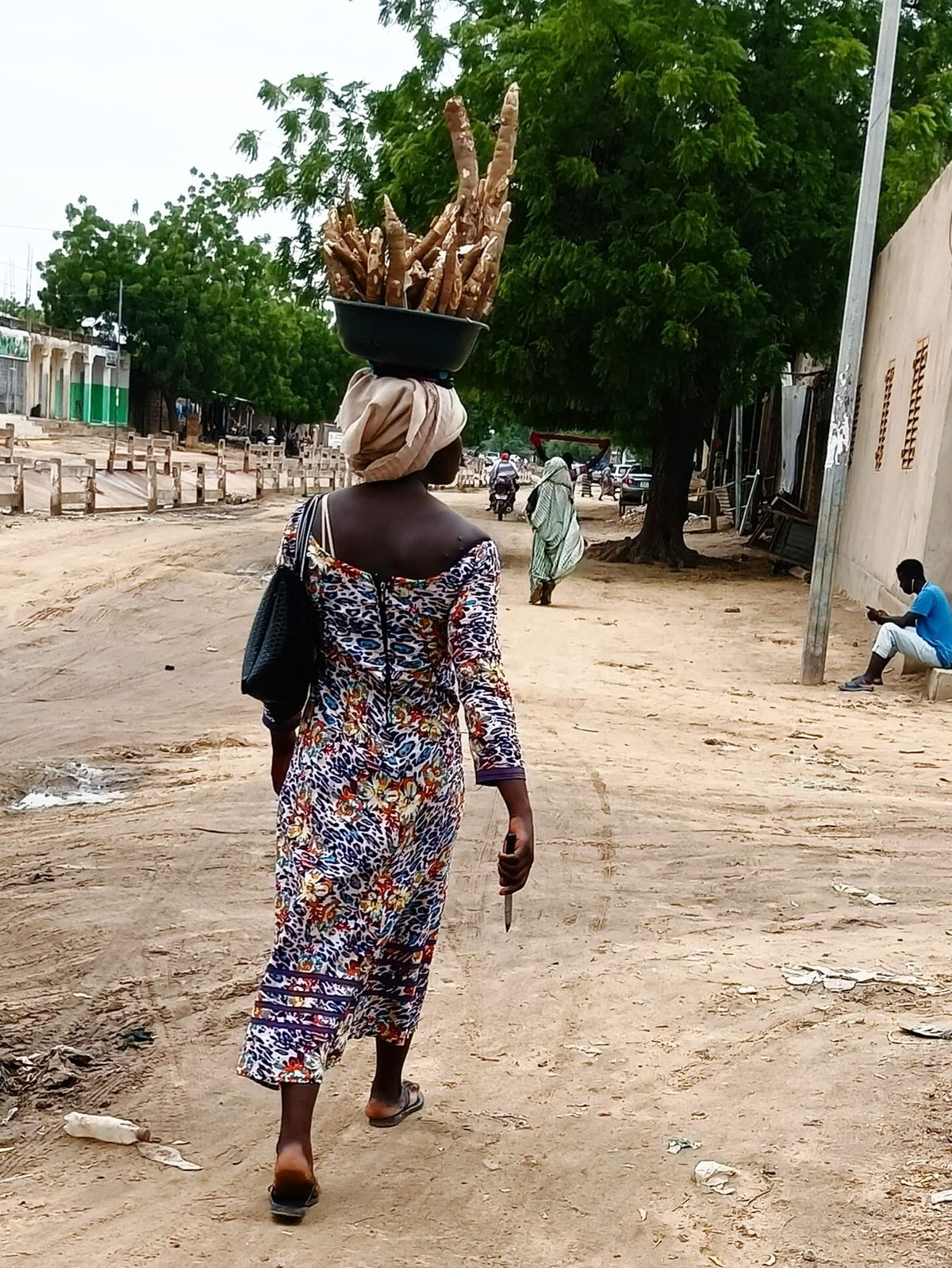 Léa vend du manioc à N'Djamena