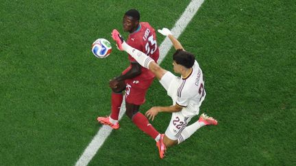 Le latéral portugais Nuno Mendes tente de contrer un joueur espagnol lors du choc des 8es de finale de la Coupe du monde 2026