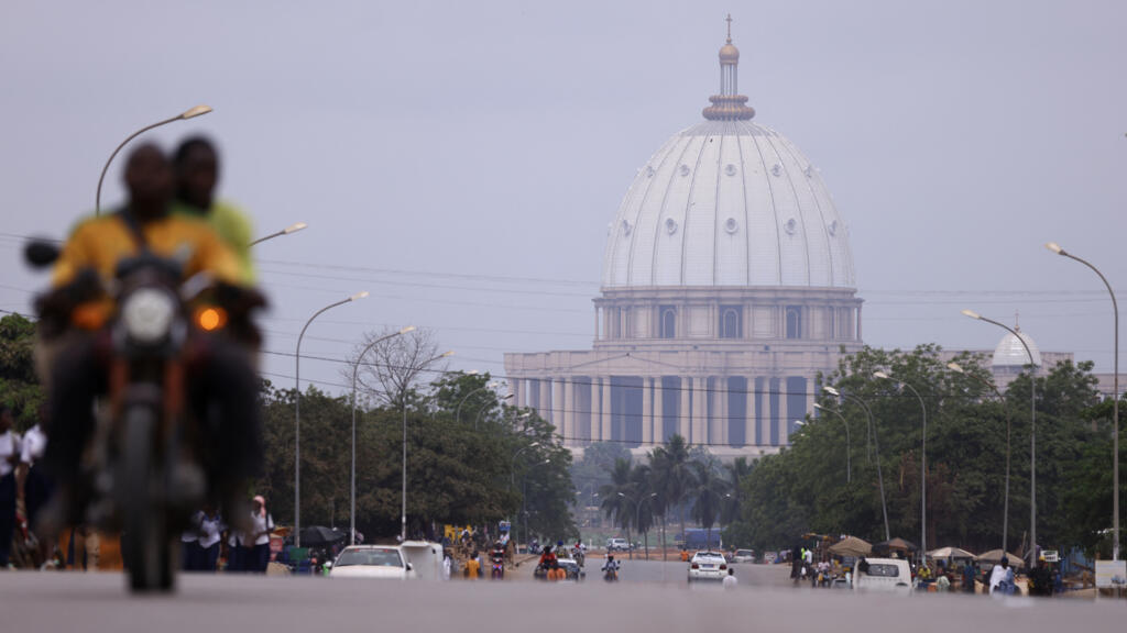 Vue aérienne de la basilique Notre-Dame de la Paix à Yamoussoukro, symbole du développement immobilier de la capitale politique ivoirienne.