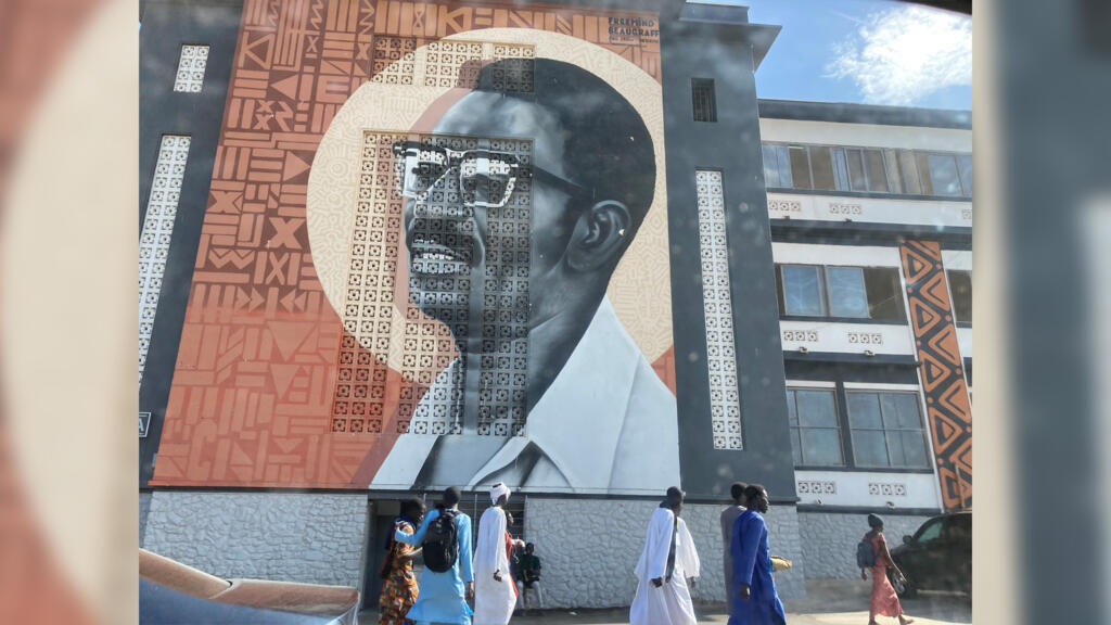 Fresque murale de Cheikh Anta Diop à l’entrée du campus de l’université de Dakar, symbole de la pensée africaine