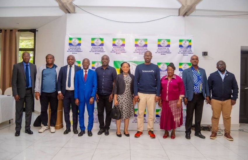Participants à une réunion stratégique du ministère de l'Agriculture gabonais