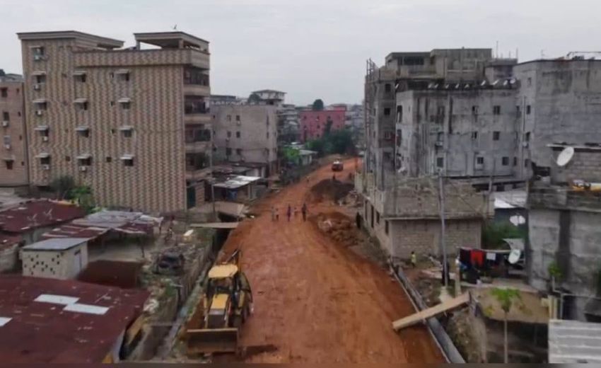 chantiers d'assainissement à la Baie des Cochons à Libreville