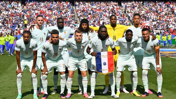 Lucas Digne, latéral gauche de l'équipe de France, en action avec son maillot d'Aston Villa
