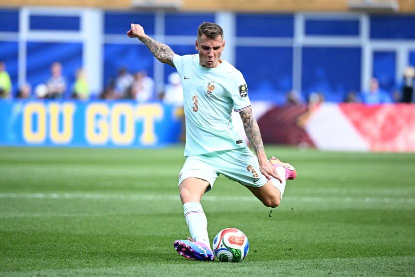 Lucas Digne, latéral gauche d'Aston Villa, prêt à rejoindre le PSG après la Coupe du monde 2026.