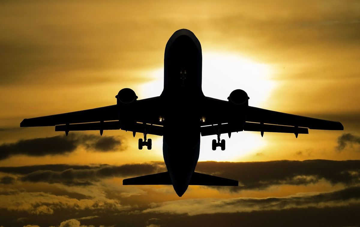 un avion en vol symbolisant la future ligne aérienne directe entre N'Djamena et Benghazi
