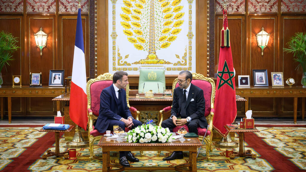 Rencontre entre le président français et le roi marocain, symbolisant la coopération entre les deux nations