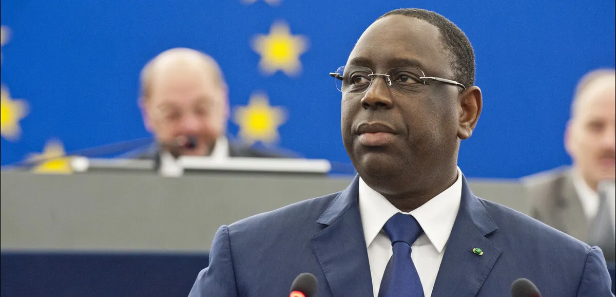 Retour controversé de Macky Sall à Dakar : réactions politiques et tensions mémorielles