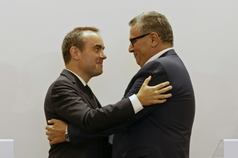 Le Premier ministre français Sébastien Lecornu (g) et son homologue marocain Aziz Akhannouch se donnent une accolade à l'issue d'une conférence de presse