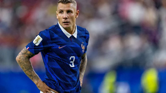 Lucas Digne avec un maillot du PSG